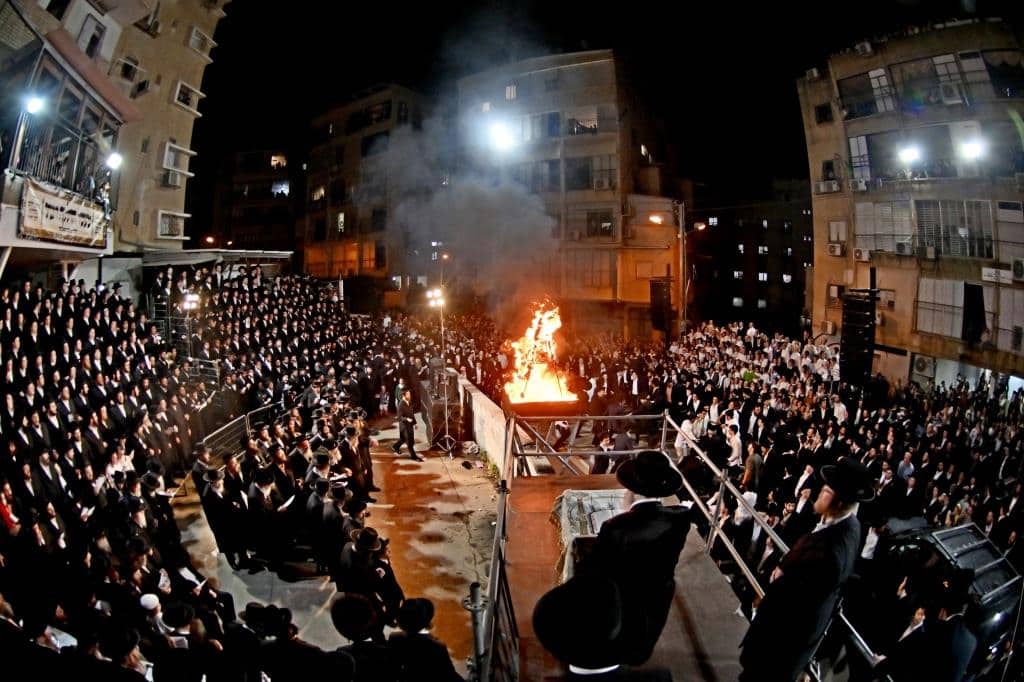 מעמד ההדלקה בקהילת סאטמאר בב"ב בראשות ראש הישיבה