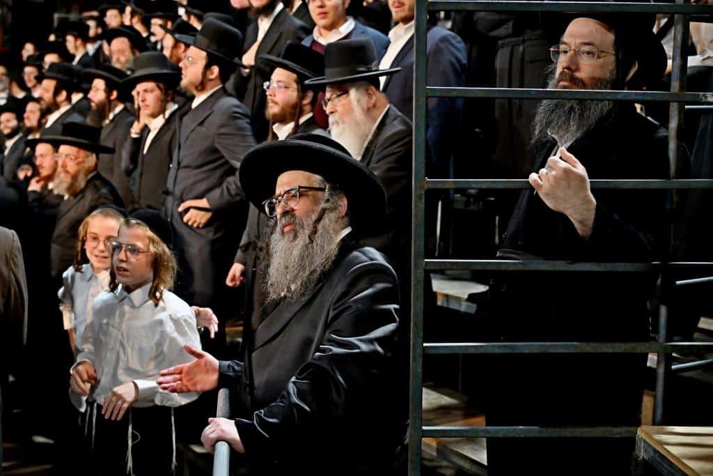 מעמד ההדלקה בקהילת סאטמאר בב"ב בראשות ראש הישיבה
