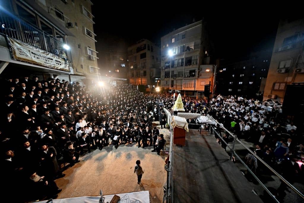 מעמד ההדלקה בקהילת סאטמאר בב"ב בראשות ראש הישיבה