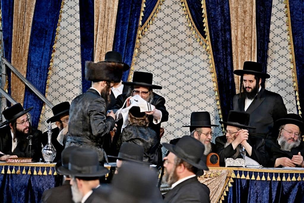 מעמד ההדלקה בקהילת סאטמאר בב"ב בראשות ראש הישיבה