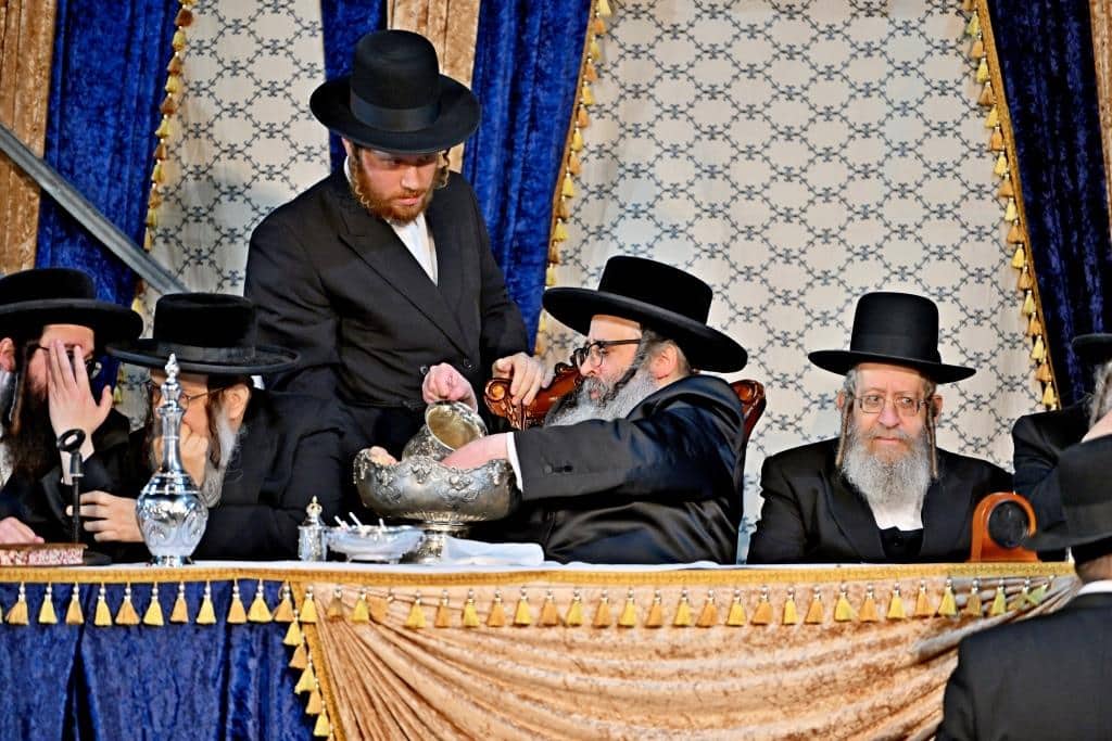 מעמד ההדלקה בקהילת סאטמאר בב"ב בראשות ראש הישיבה