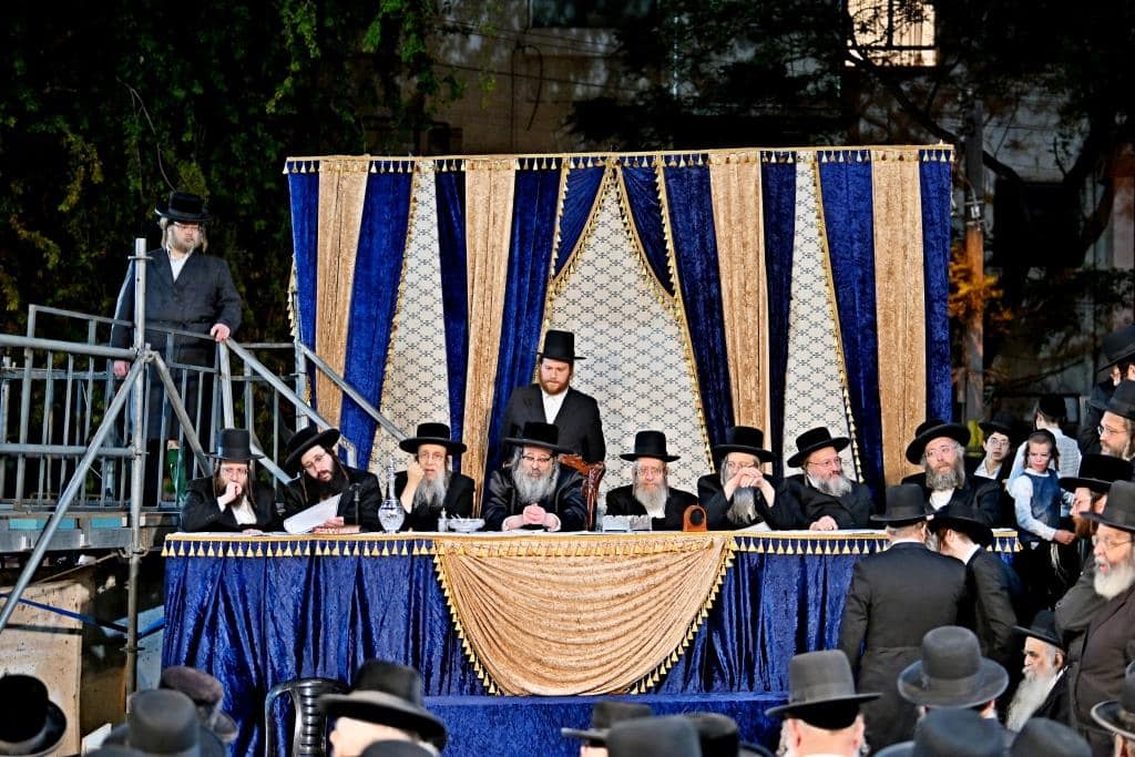 מעמד ההדלקה בקהילת סאטמאר בב"ב בראשות ראש הישיבה