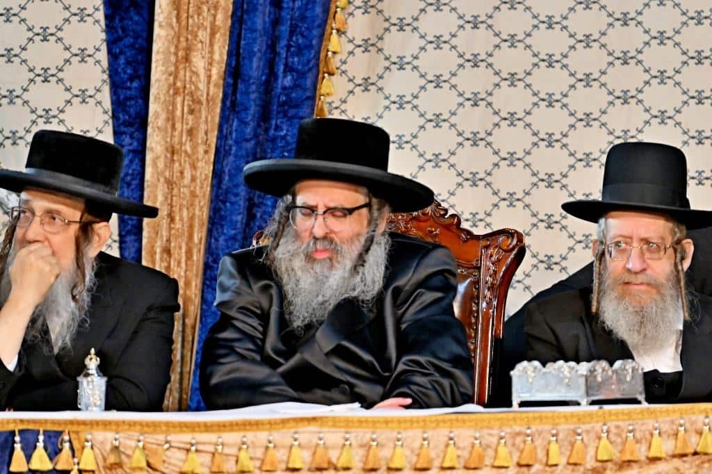 מעמד ההדלקה בקהילת סאטמאר בב"ב בראשות ראש הישיבה