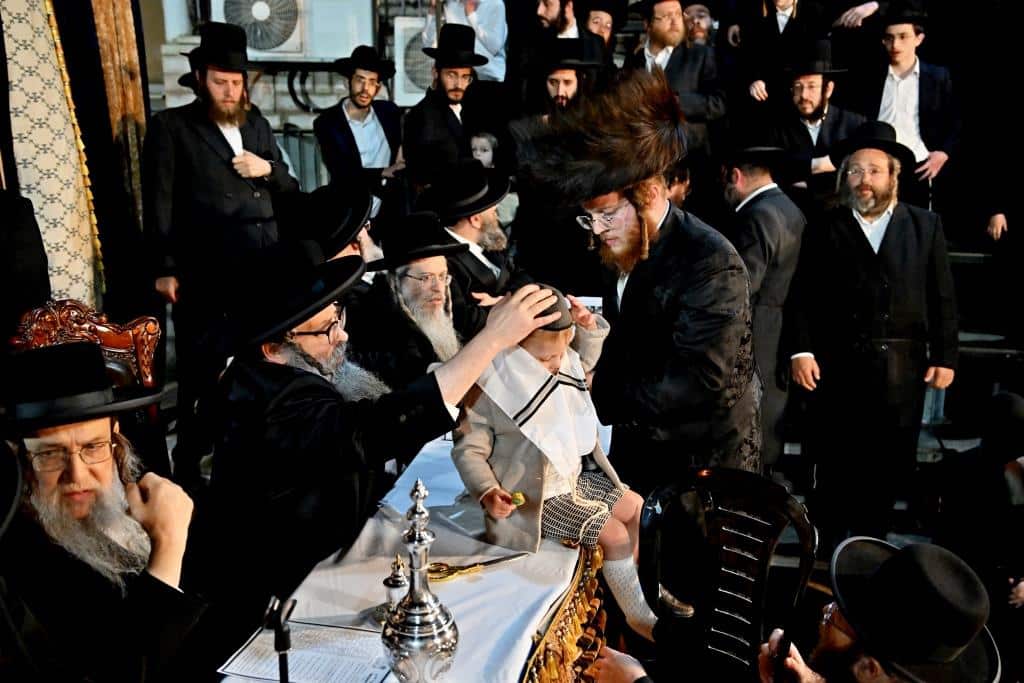 מעמד ההדלקה בקהילת סאטמאר בב"ב בראשות ראש הישיבה