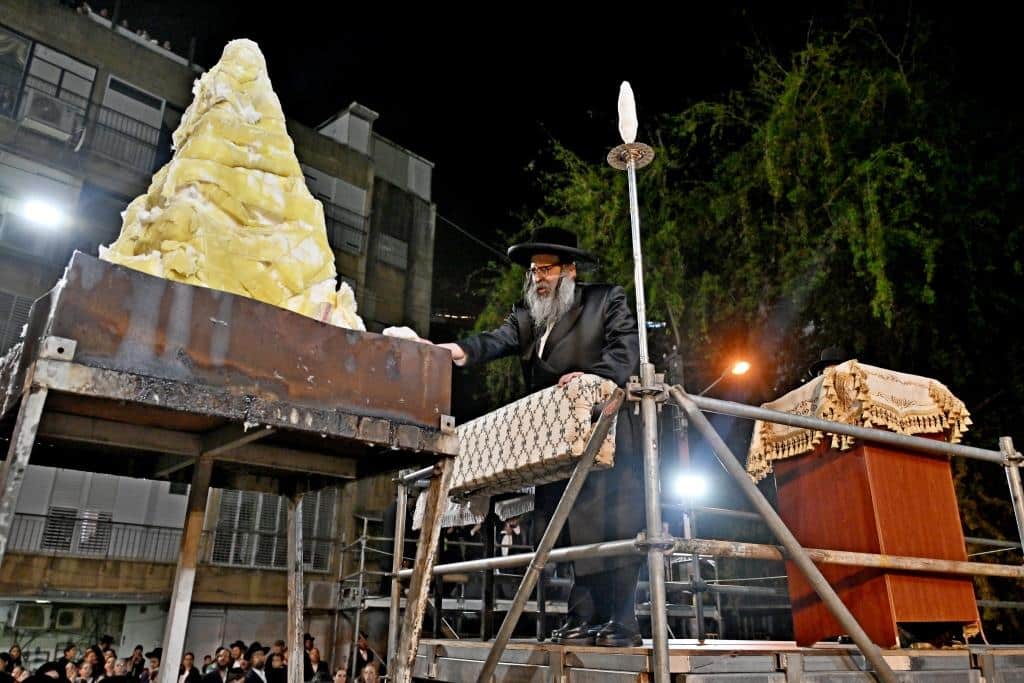 מעמד ההדלקה בקהילת סאטמאר בב"ב בראשות ראש הישיבה