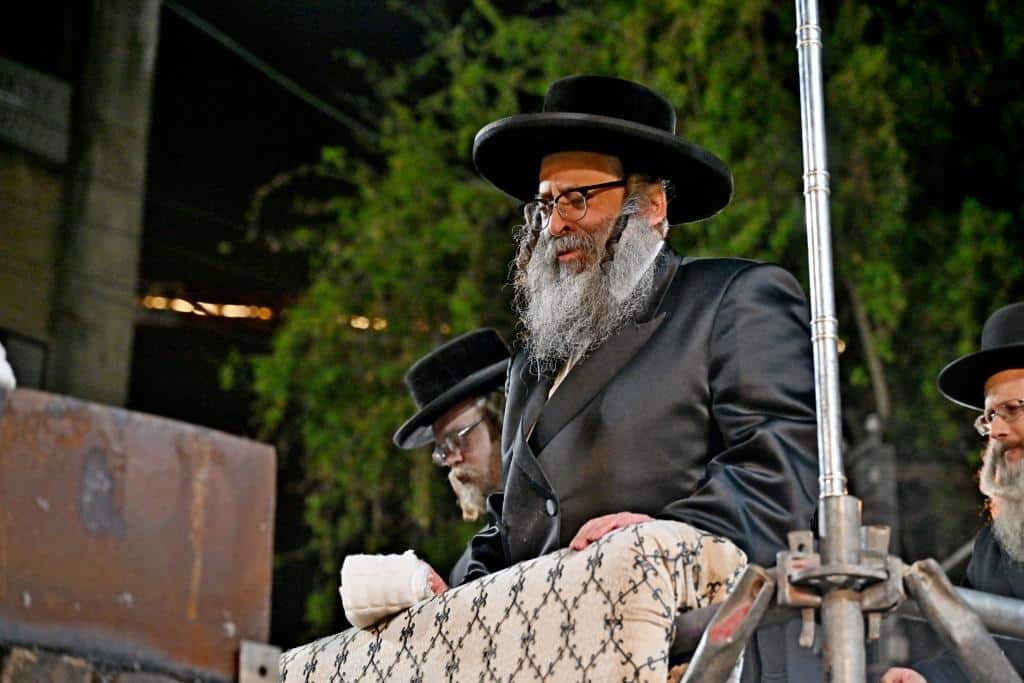 מעמד ההדלקה בקהילת סאטמאר בב"ב בראשות ראש הישיבה