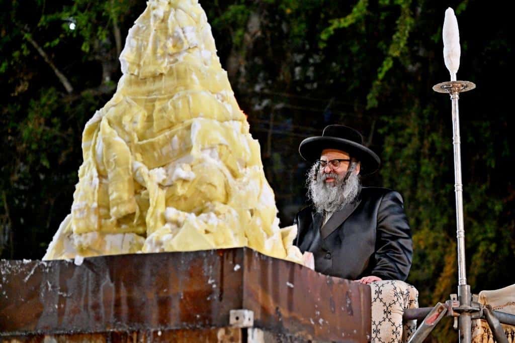 מעמד ההדלקה בקהילת סאטמאר בב"ב בראשות ראש הישיבה