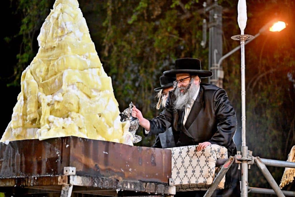 מעמד ההדלקה בקהילת סאטמאר בב"ב בראשות ראש הישיבה