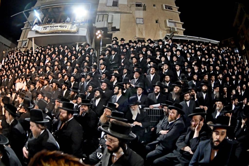 מעמד ההדלקה בקהילת סאטמאר בב"ב בראשות ראש הישיבה