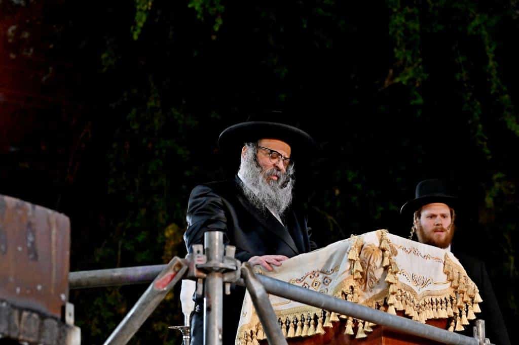 מעמד ההדלקה בקהילת סאטמאר בב"ב בראשות ראש הישיבה