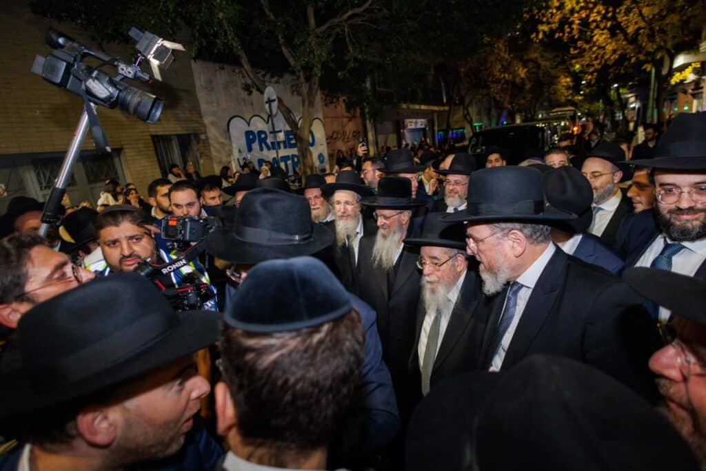 ארגנטינה: רבבות קיבלו את גדולי ישראל במסע קרן עולם התורה