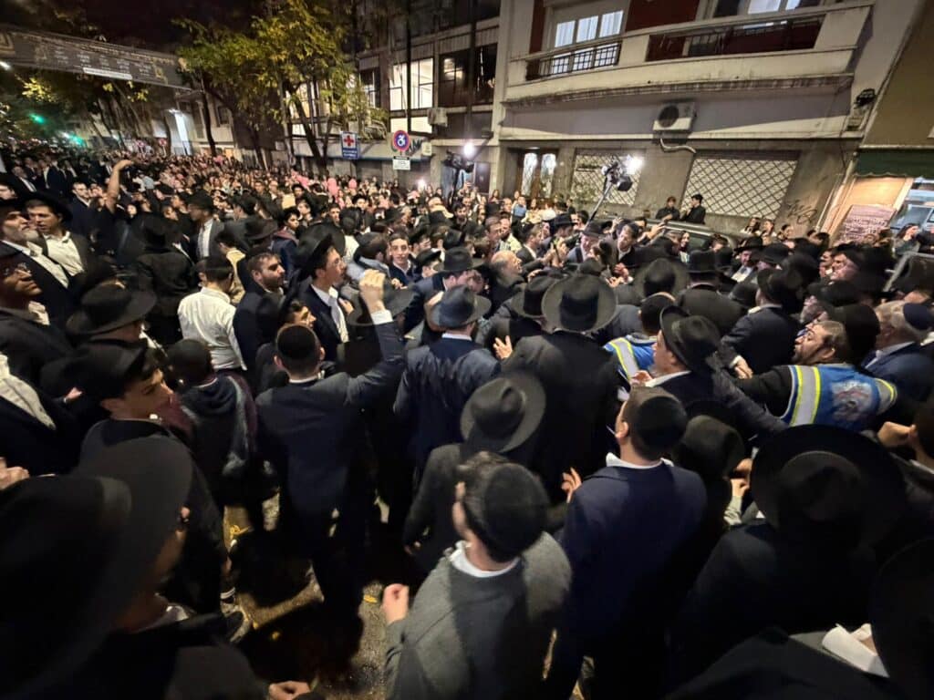 ארגנטינה: רבבות קיבלו את גדולי ישראל במסע קרן עולם התורה