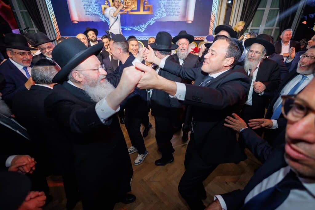 ארגנטינה: רבבות קיבלו את גדולי ישראל במסע קרן עולם התורה