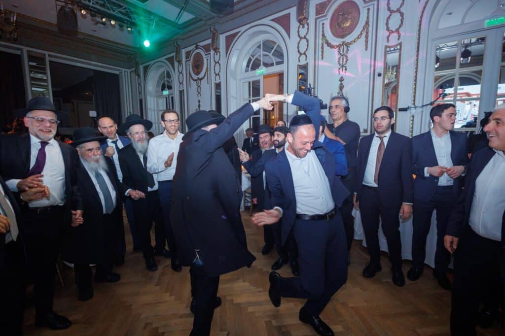 ארגנטינה: רבבות קיבלו את גדולי ישראל במסע קרן עולם התורה
