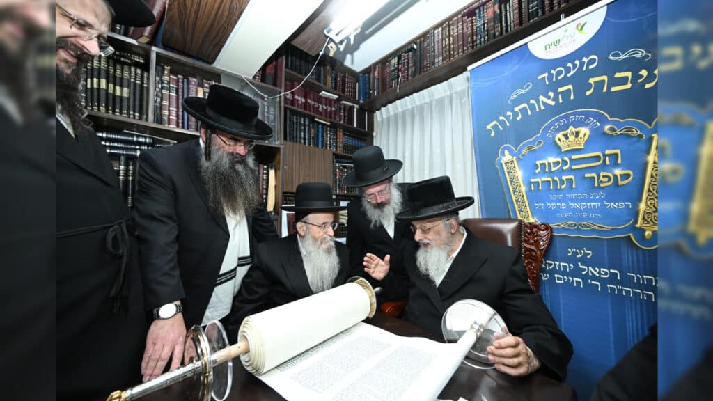 גדולי ישראל בכתיבת ס"ת לעילוי נשמת הבחור שנפטר בדמי ימיו