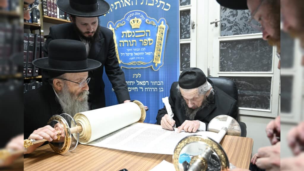 גדולי ישראל בכתיבת ס"ת לעילוי נשמת הבחור שנפטר בדמי ימיו