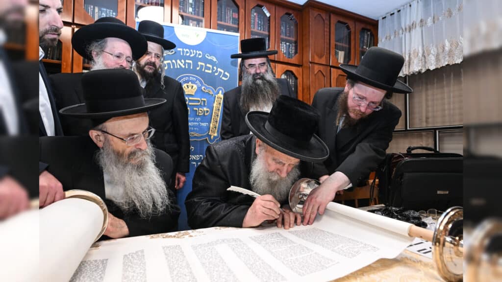 גדולי ישראל בכתיבת ס"ת לעילוי נשמת הבחור שנפטר בדמי ימיו
