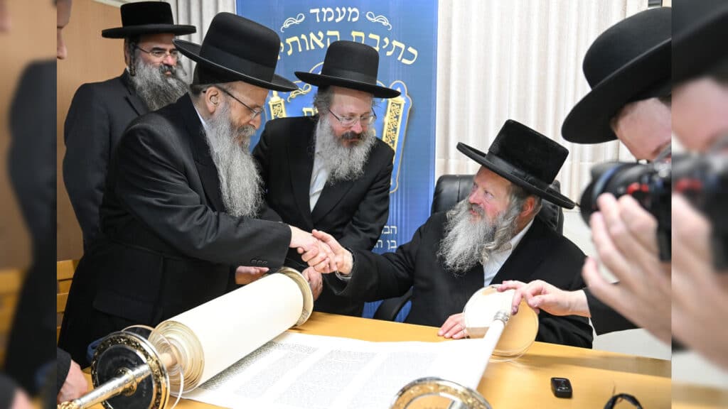 גדולי ישראל בכתיבת ס"ת לעילוי נשמת הבחור שנפטר בדמי ימיו