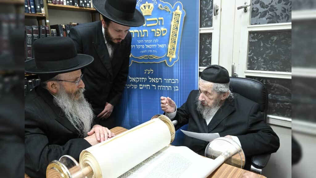 גדולי ישראל בכתיבת ס"ת לעילוי נשמת הבחור שנפטר בדמי ימיו