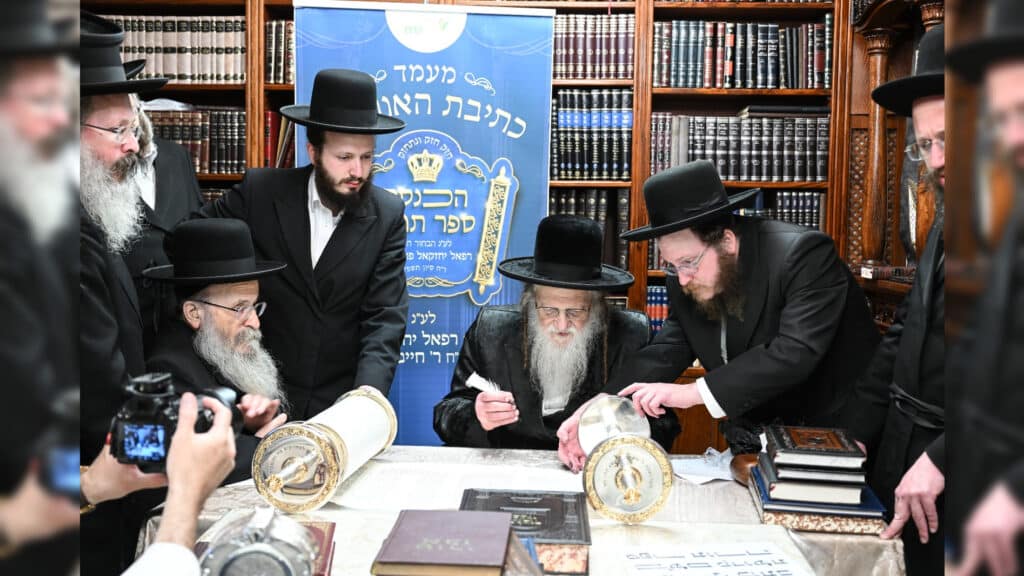 גדולי ישראל בכתיבת ס"ת לעילוי נשמת הבחור שנפטר בדמי ימיו