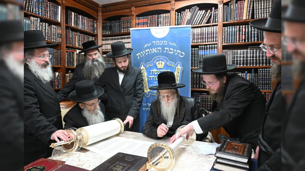 גדולי ישראל בכתיבת ס"ת לעילוי נשמת הבחור שנפטר בדמי ימיו