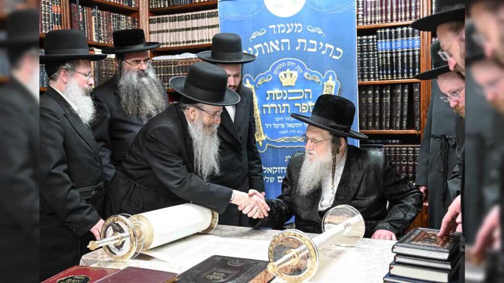 גדולי ישראל בכתיבת ס"ת לעילוי נשמת הבחור שנפטר בדמי ימיו
