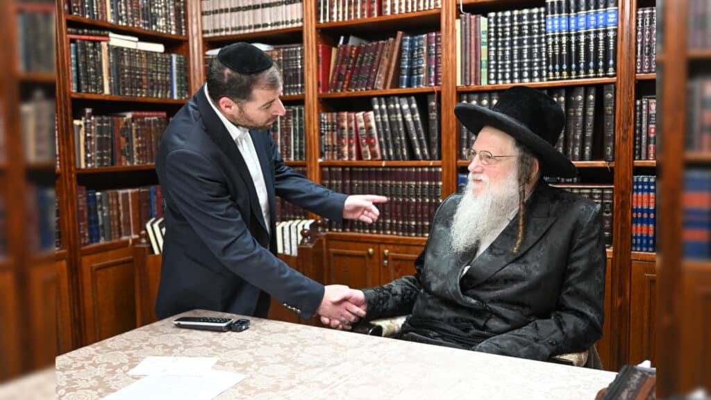 גדולי ישראל בכתיבת ס"ת לעילוי נשמת הבחור שנפטר בדמי ימיו