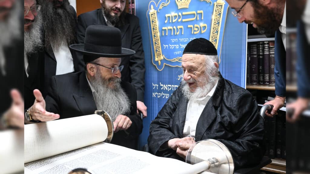 גדולי ישראל בכתיבת ס"ת לעילוי נשמת הבחור שנפטר בדמי ימיו