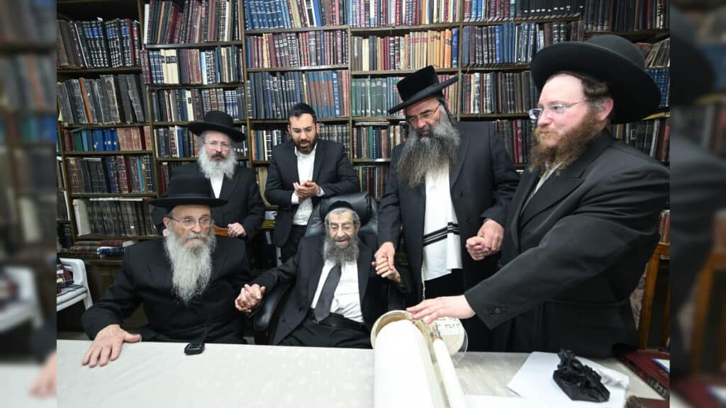 גדולי ישראל בכתיבת ס"ת לעילוי נשמת הבחור שנפטר בדמי ימיו