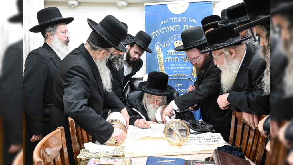 גדולי ישראל בכתיבת ס"ת לעילוי נשמת הבחור שנפטר בדמי ימיו