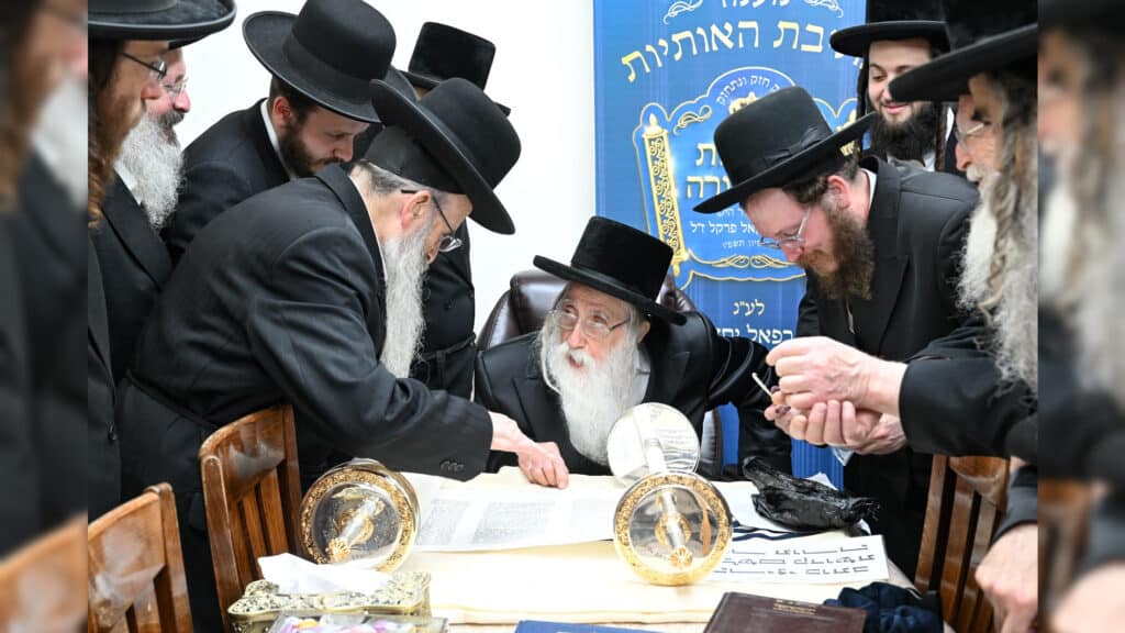 גדולי ישראל בכתיבת ס"ת לעילוי נשמת הבחור שנפטר בדמי ימיו