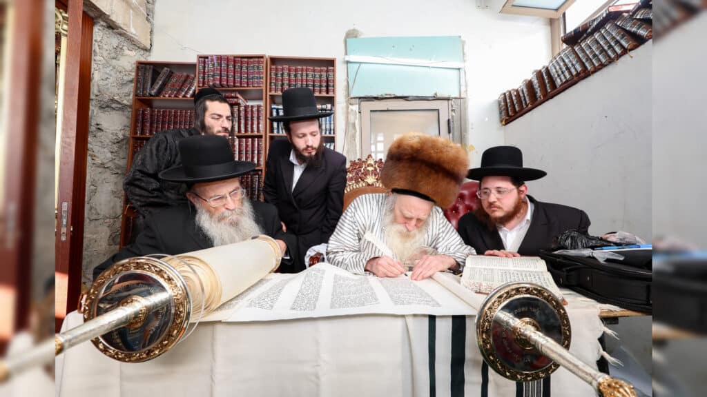 גדולי ישראל בכתיבת ס"ת לעילוי נשמת הבחור שנפטר בדמי ימיו