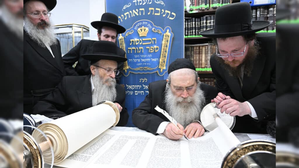 גדולי ישראל בכתיבת ס"ת לעילוי נשמת הבחור שנפטר בדמי ימיו