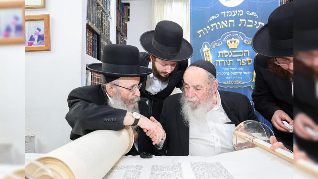 גדולי ישראל בכתיבת ס"ת לעילוי נשמת הבחור שנפטר בדמי ימיו