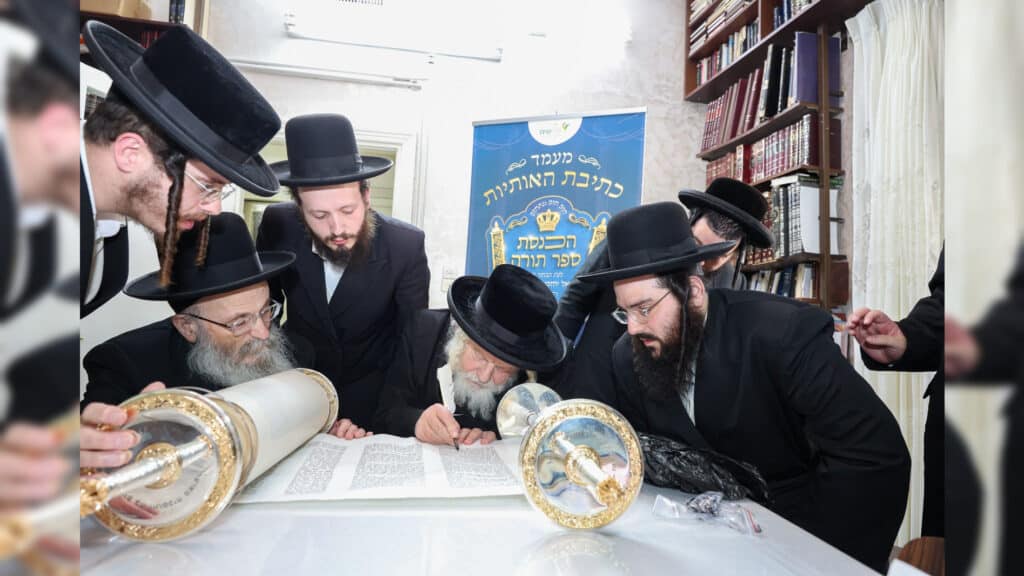גדולי ישראל בכתיבת ס"ת לעילוי נשמת הבחור שנפטר בדמי ימיו