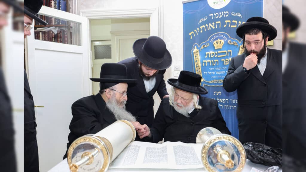 גדולי ישראל בכתיבת ס"ת לעילוי נשמת הבחור שנפטר בדמי ימיו