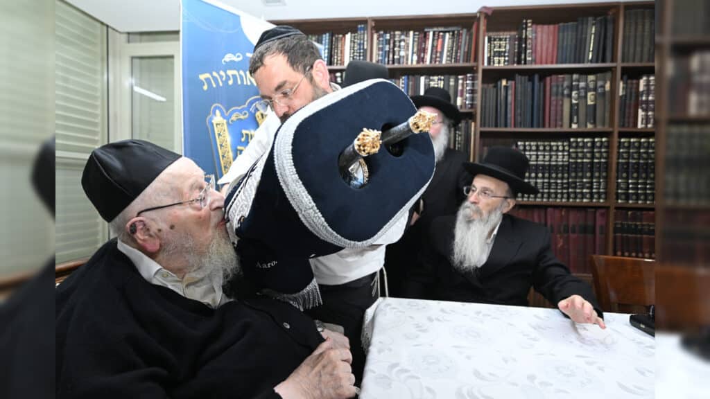 גדולי ישראל בכתיבת ס"ת לעילוי נשמת הבחור שנפטר בדמי ימיו