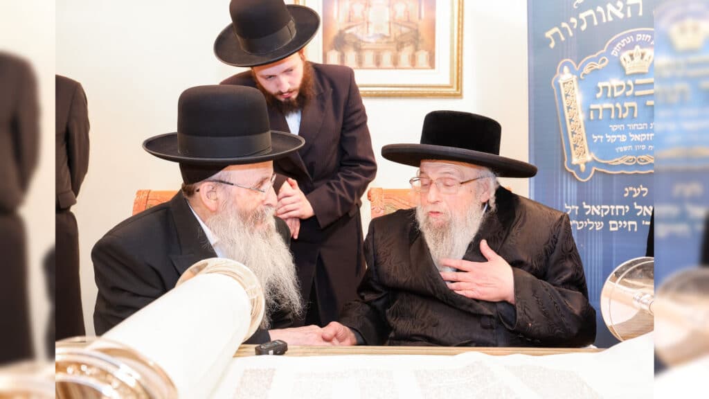 גדולי ישראל בכתיבת ס"ת לעילוי נשמת הבחור שנפטר בדמי ימיו
