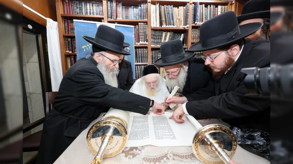 גדולי ישראל בכתיבת ס"ת לעילוי נשמת הבחור שנפטר בדמי ימיו