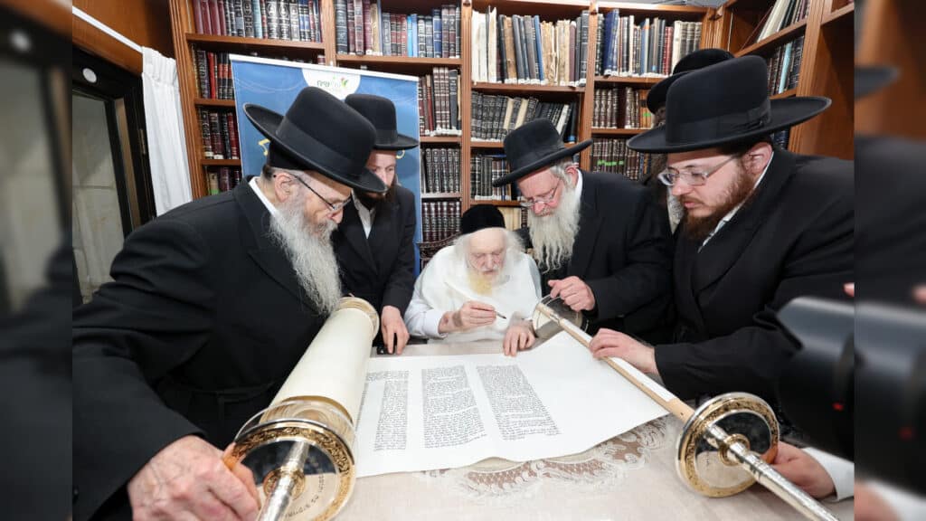 גדולי ישראל בכתיבת ס"ת לעילוי נשמת הבחור שנפטר בדמי ימיו