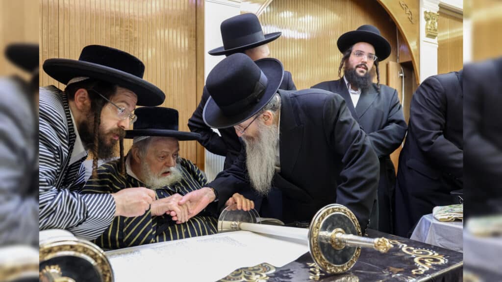 גדולי ישראל בכתיבת ס"ת לעילוי נשמת הבחור שנפטר בדמי ימיו