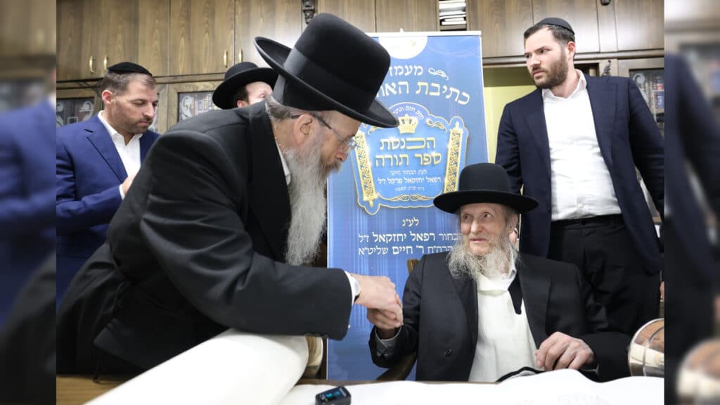 גדולי ישראל בכתיבת ס"ת לעילוי נשמת הבחור שנפטר בדמי ימיו