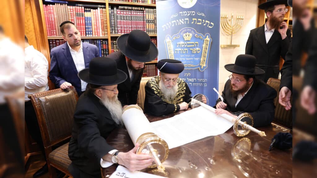 גדולי ישראל בכתיבת ס"ת לעילוי נשמת הבחור שנפטר בדמי ימיו