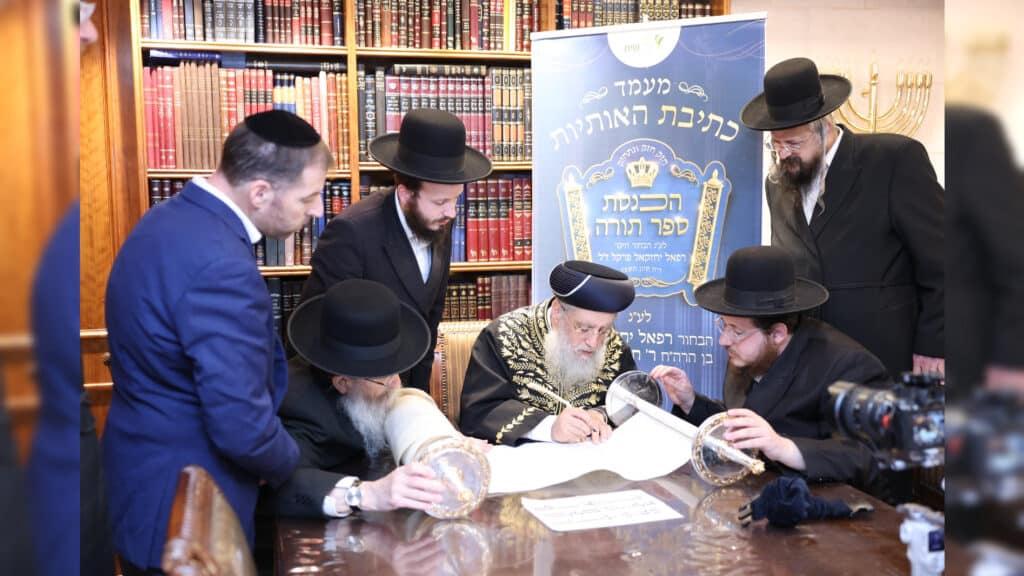 גדולי ישראל בכתיבת ס"ת לעילוי נשמת הבחור שנפטר בדמי ימיו