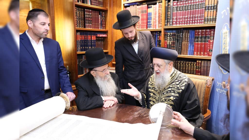 גדולי ישראל בכתיבת ס"ת לעילוי נשמת הבחור שנפטר בדמי ימיו