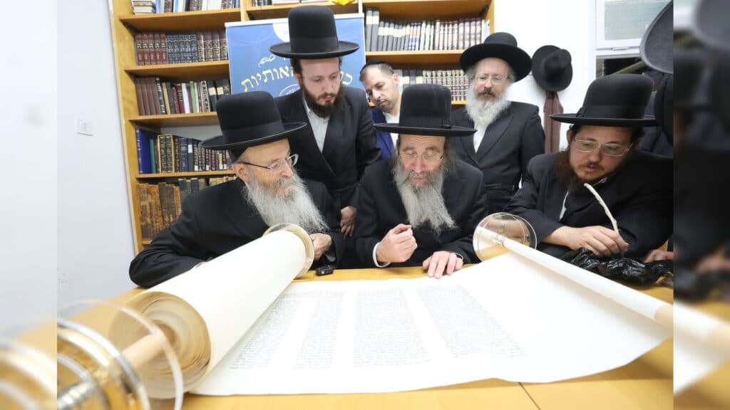 גדולי ישראל בכתיבת ס"ת לעילוי נשמת הבחור שנפטר בדמי ימיו