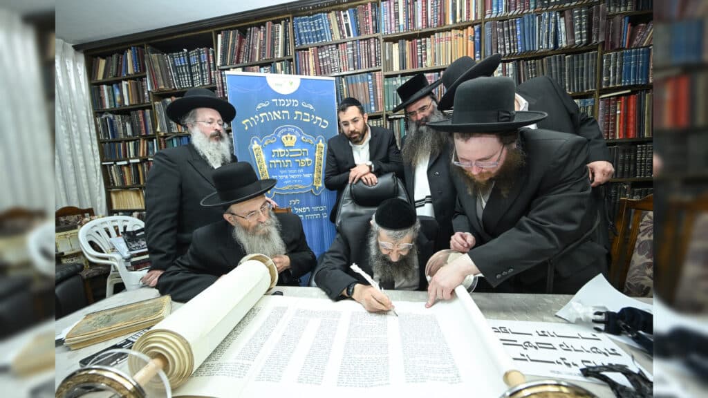 גדולי ישראל בכתיבת ס"ת לעילוי נשמת הבחור שנפטר בדמי ימיו