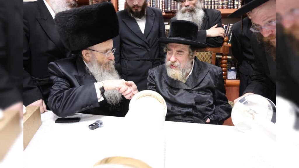 גדולי ישראל בכתיבת ס"ת לעילוי נשמת הבחור שנפטר בדמי ימיו