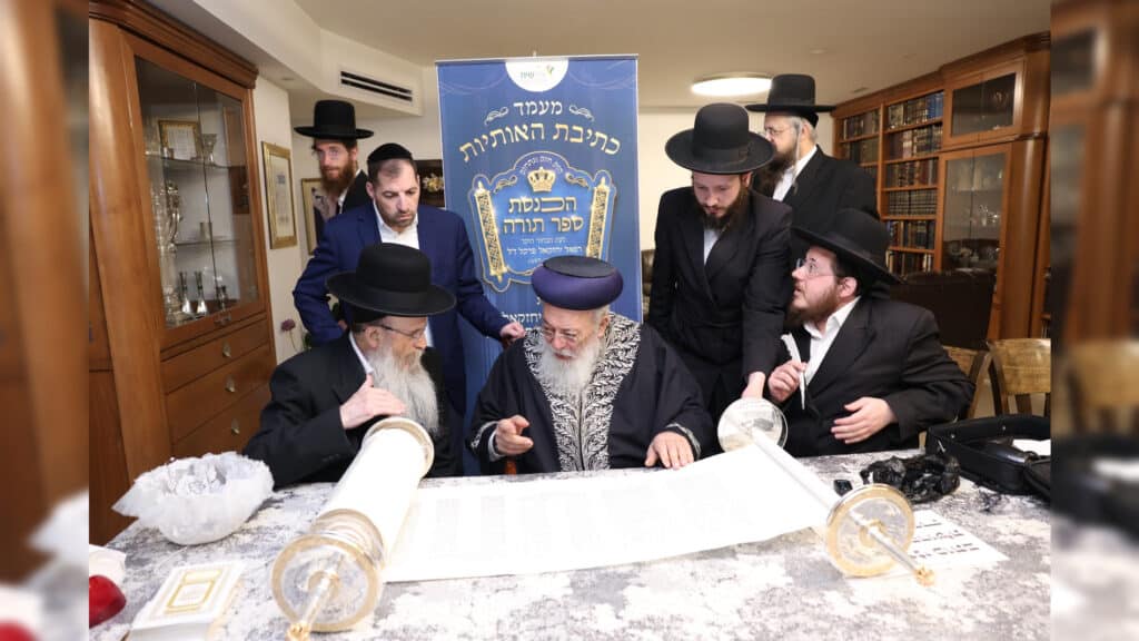 גדולי ישראל בכתיבת ס"ת לעילוי נשמת הבחור שנפטר בדמי ימיו