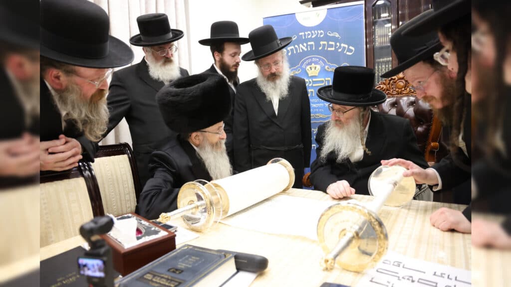 גדולי ישראל בכתיבת ס"ת לעילוי נשמת הבחור שנפטר בדמי ימיו